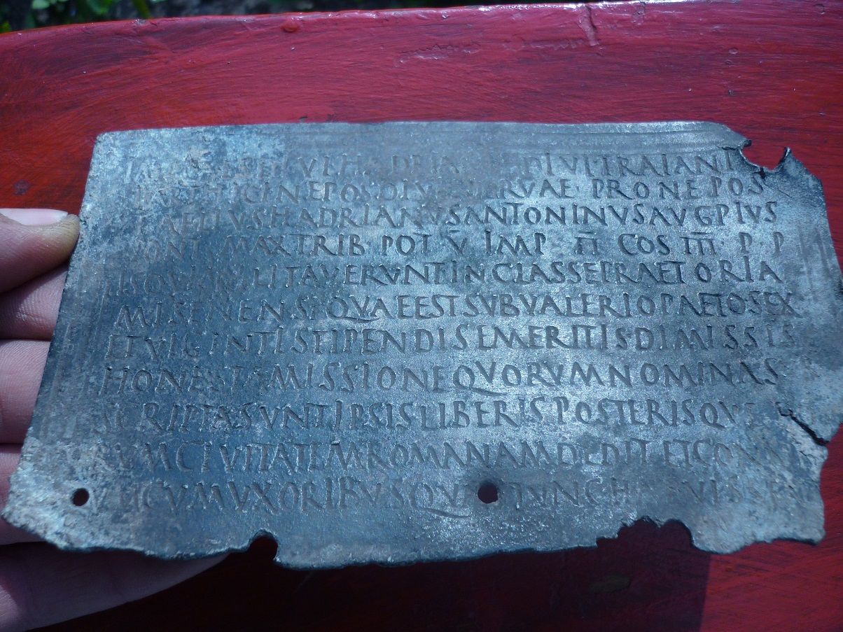 No Koka Apaviem Līdz Rokraksta Plāksnēm: Aprakts Dārgums, Kas Sniedz Atslēgu, Lai Saprastu, Kā Dzīvoja Romieši Gallijā