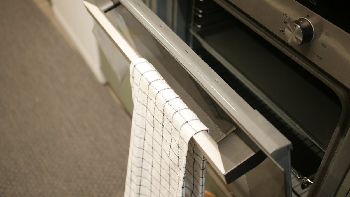 Nekariniet Virtuves Dvieļus Uz Cepeškrāsns Durvīm: Tas Ir Mūsdienīgs Trends, Kas Vērsts Uz Higiēnas Līmeņa Paaugstināšanu.