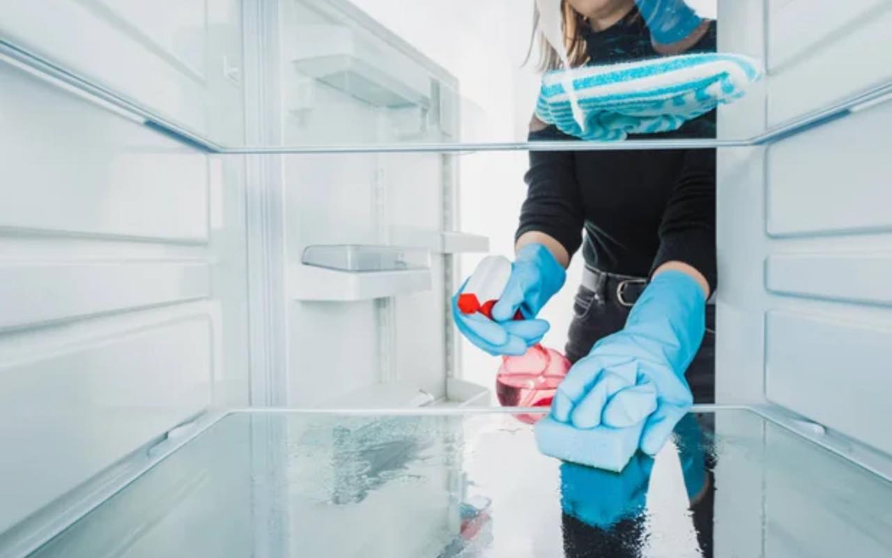 Ne Balinātājs, Ne Pārtikas Soda: Kā 5 Minūtēs Dabīgi Dezinficēt Ledusskapi