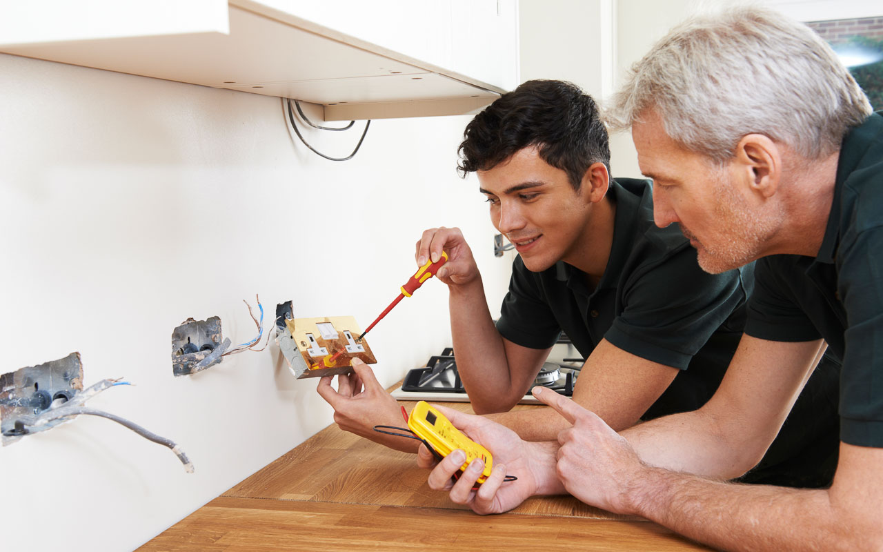 Šis Elektriķiem Maz Zināmais Paņēmiens Ļauj Noteikt Bojātu Rozeti, Pirms Notiek Īssavienojums.
