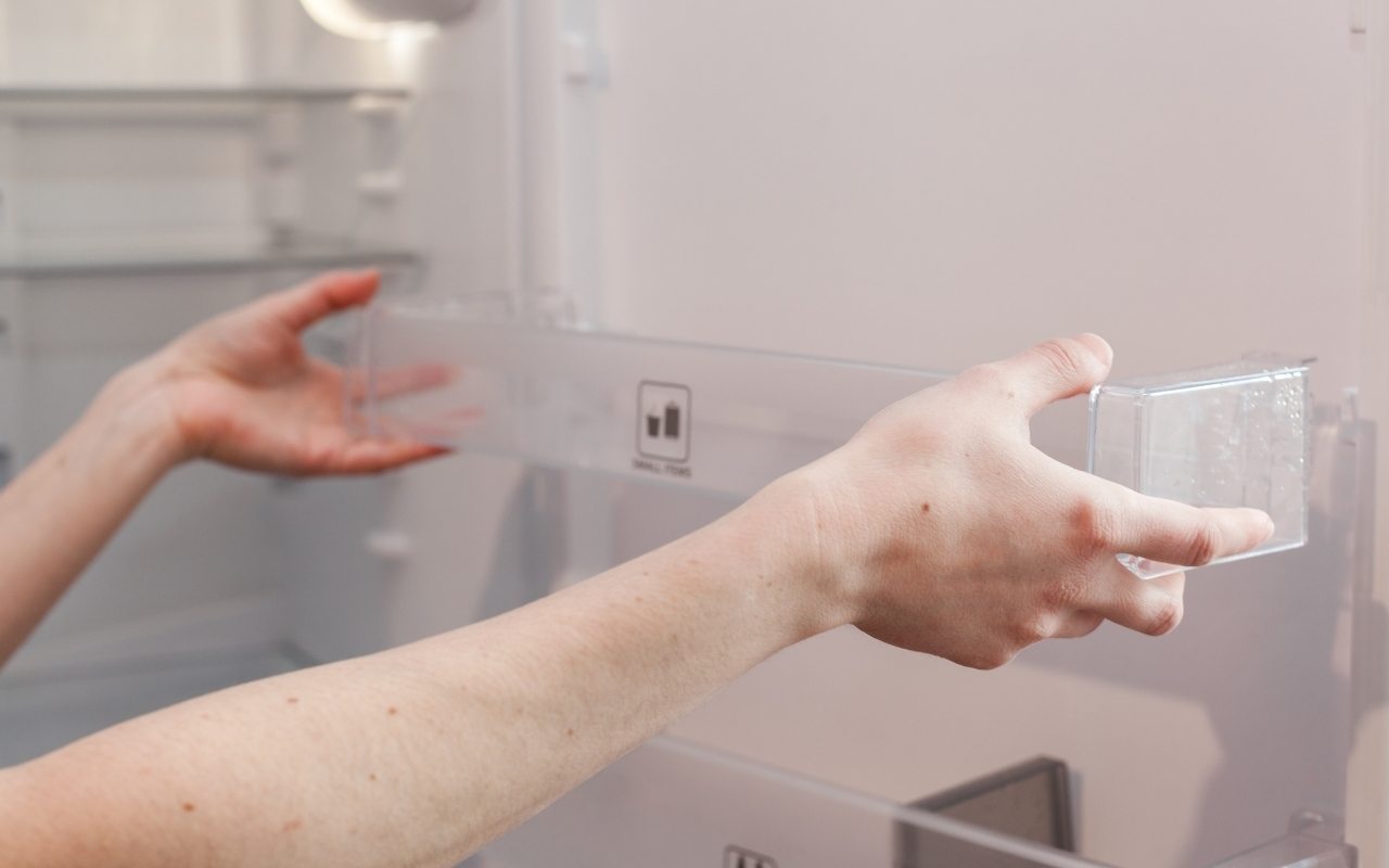 Ne Balinātājs, Ne Pārtikas Soda: Kā 5 Minūtēs Dabīgi Dezinficēt Ledusskapi