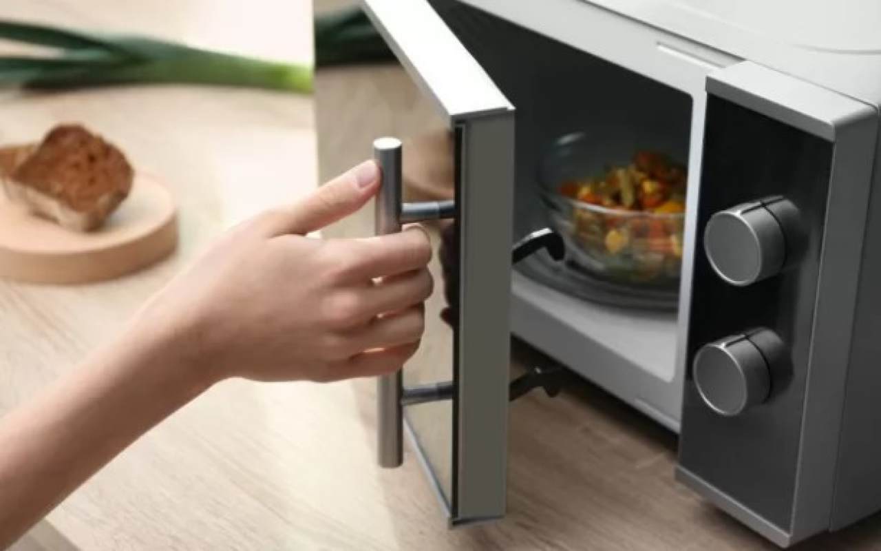 Pilnīga Mikroviļņu Krāsns Tīrīšana Mazāk Nekā 5 Minūtēs: Mājas Līdzeklis, Kas Viegli Noņem Šļakatas Un Nepatīkamas Smakas.