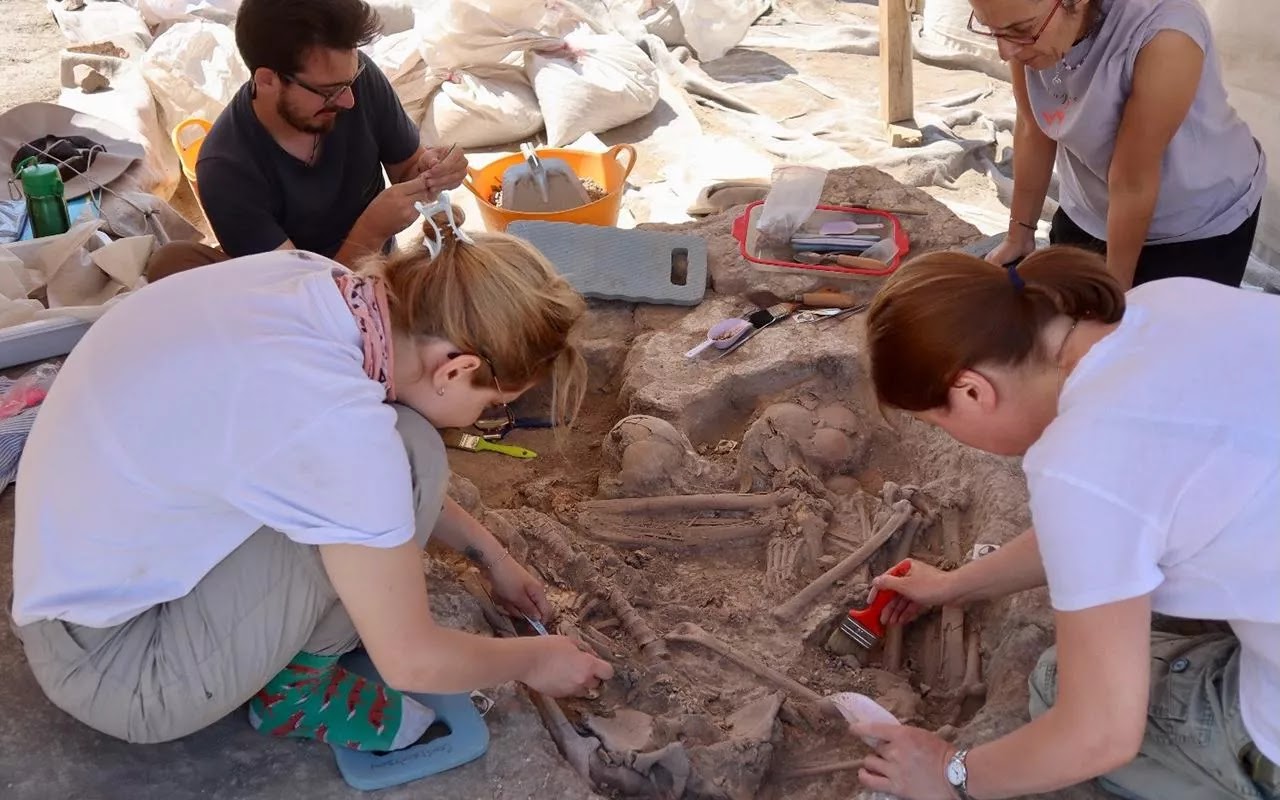 Arheologi Senajā Pompeju Kapenē Atklājuši Cilvēku Skulptūras Dabiskā Lielumā