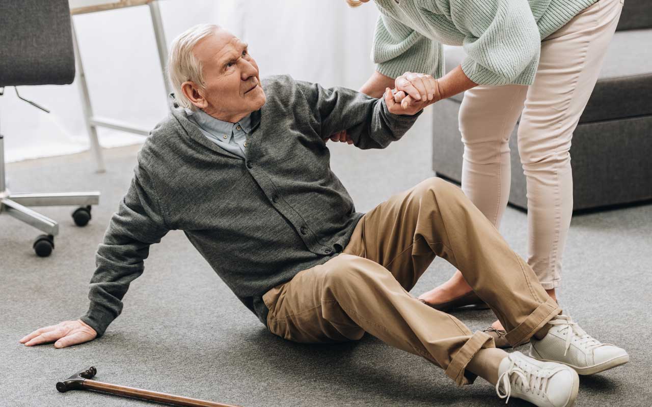 „Es Zaudēju Līdzsvaru Un Krītu, Tāpēc Reti Izkāpju Ārā”: Kritieni Vecāka Gadagājuma Cilvēkiem, Kā Izvairīties No Neuzmanības?