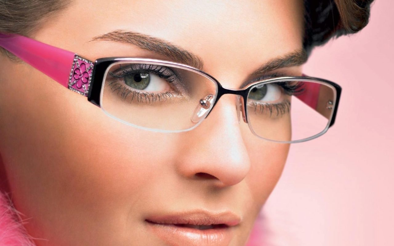 Optometristu Padoms: Kā Tīrīt Brilles, Nesaskrāpējot Tās