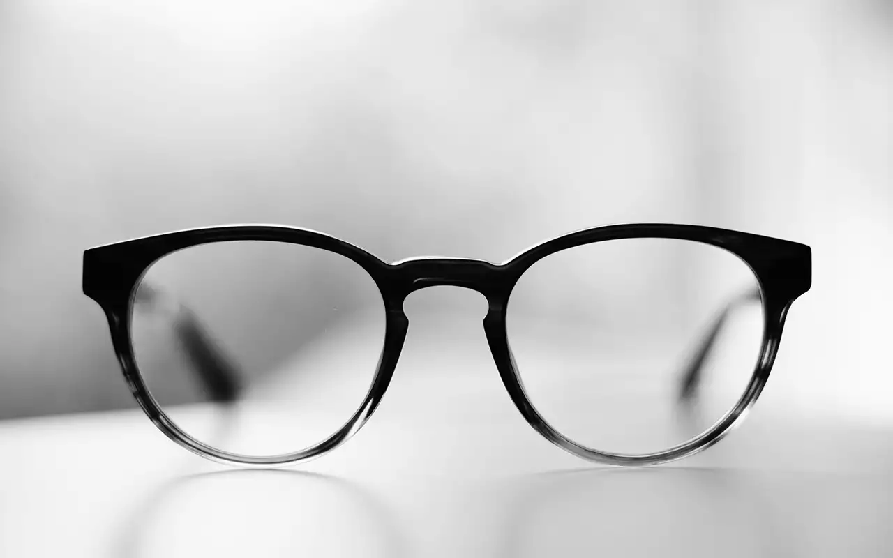 Optometristu Padoms: Kā Tīrīt Brilles, Nesaskrāpējot Tās