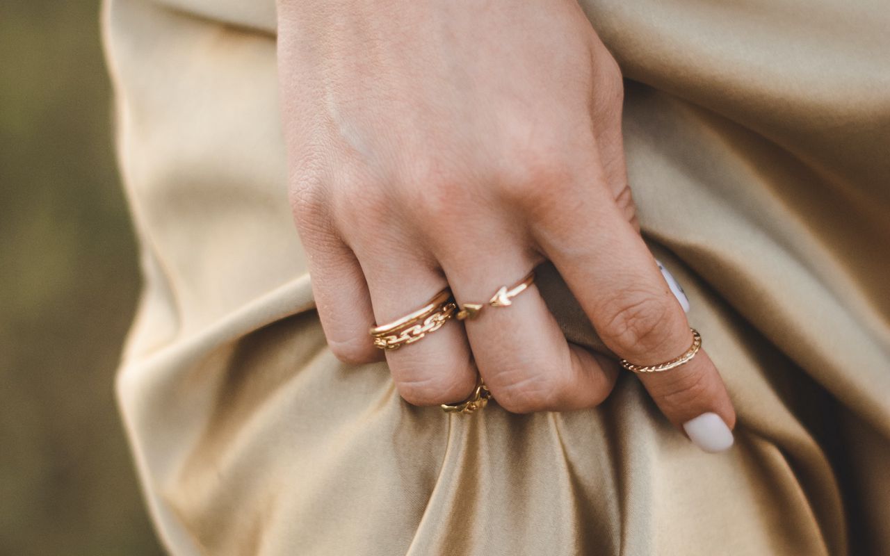 Ko Par Jums Stāsta Jūsu Gredzeni? Ja Jūs Tos Valkājat Mazajā Pirkstā, Tie Simbolizē Izsmalcinātību; Pēc Spēka Indeksa.