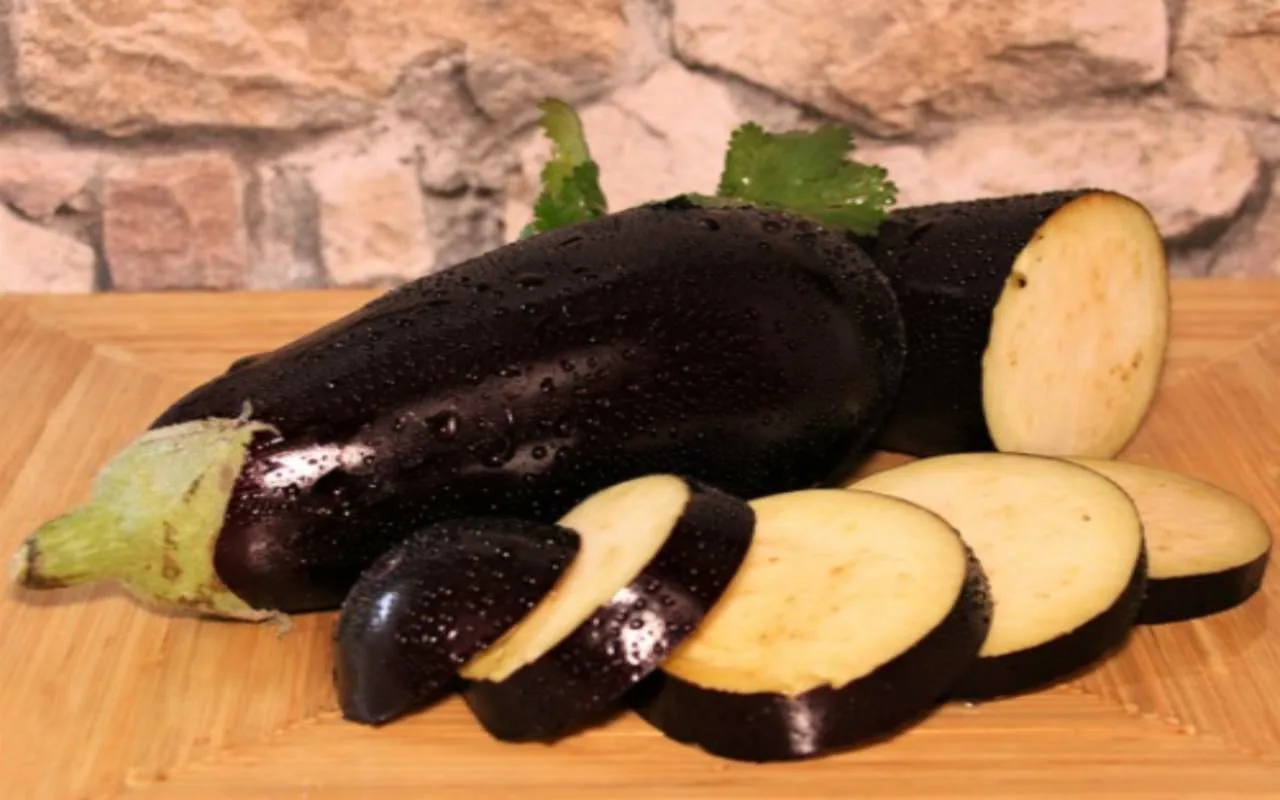 Lauksaimnieks Audzējis Vēsturē Lielāko Baklažānu: Tas Sver Vairāk Nekā 4 Kilogramus Un Neietilpst Vienā Rokā.