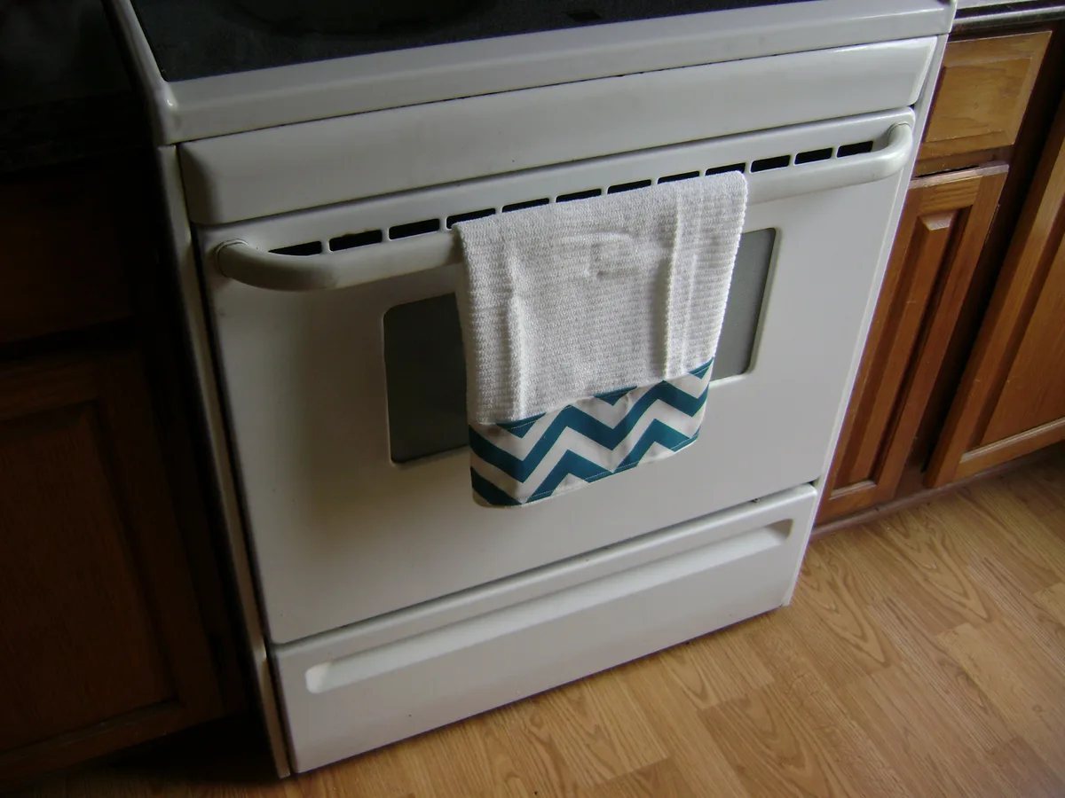 Nekariniet Virtuves Dvieļus Uz Cepeškrāsns Durvīm: Tas Ir Mūsdienīgs Trends, Kas Vērsts Uz Higiēnas Līmeņa Paaugstināšanu.