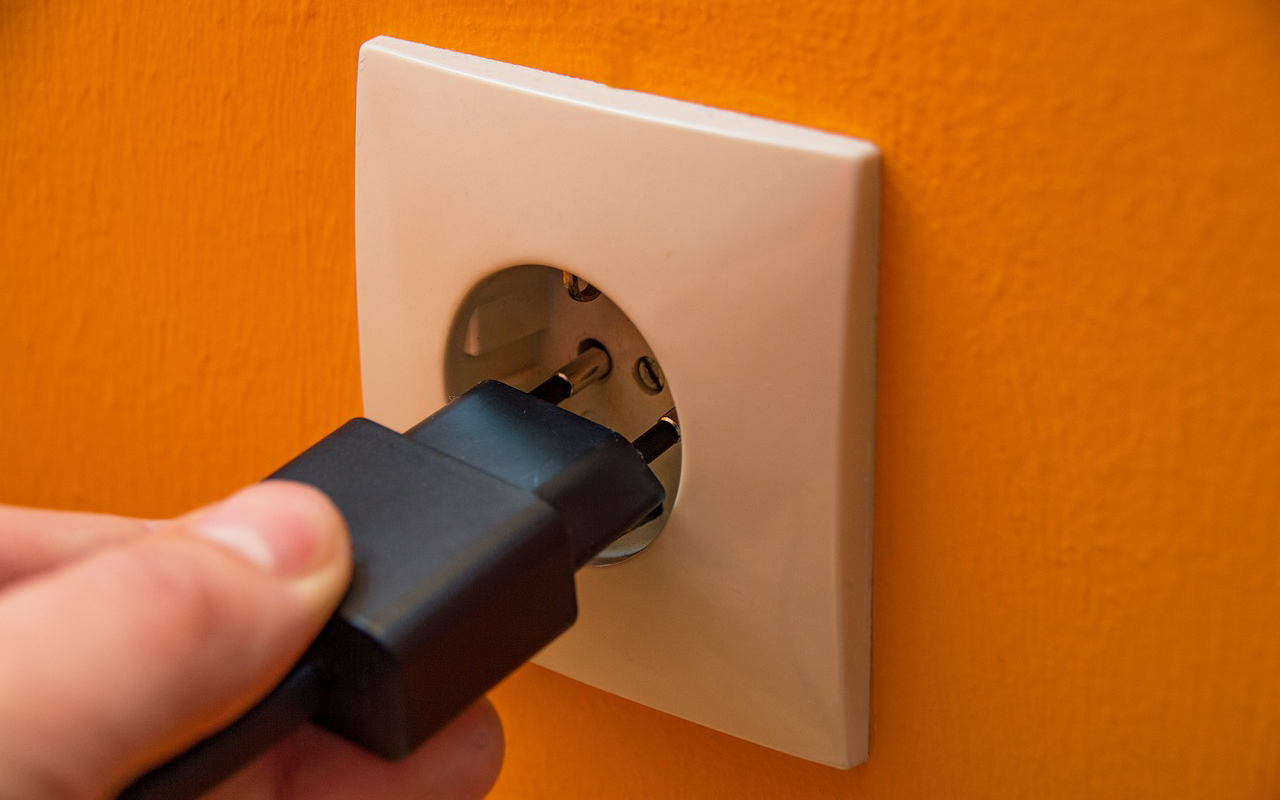 Šis Elektriķiem Maz Zināmais Paņēmiens Ļauj Noteikt Bojātu Rozeti, Pirms Notiek Īssavienojums.