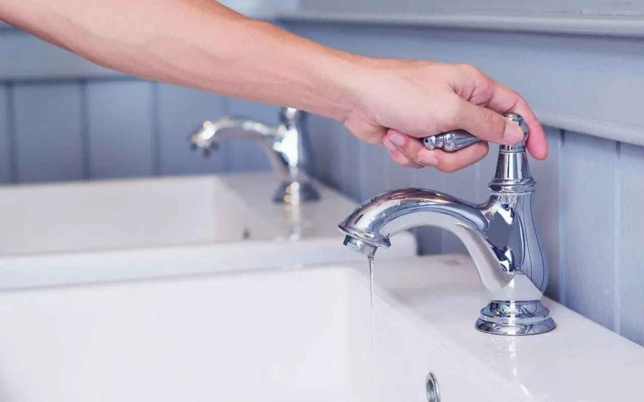 Ne Etiķis, Ne Pārtikas Soda: Labākais Veids, Kā Noņemt Kaļķa Nogulsnes No Krāniem Un Tualetēm