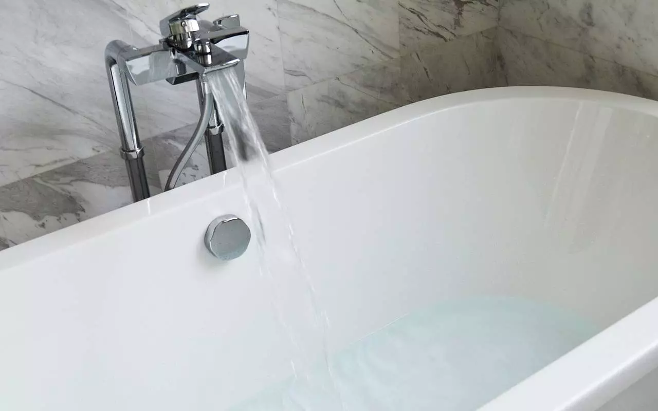 Ne Skābe, Ne Pārtikas Soda: Burvju Formula, Lai Uz Visiem Laikiem Atbrīvotos No Kaļķa Nogulsnēm Vannas Istabā.